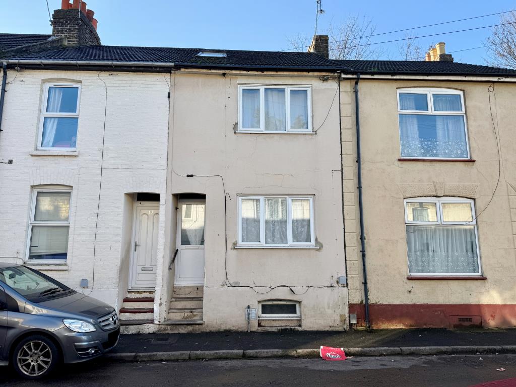 Lot: 101 - THREE STOREY HOUSE FOR IMPROVEMENT - Three storey house